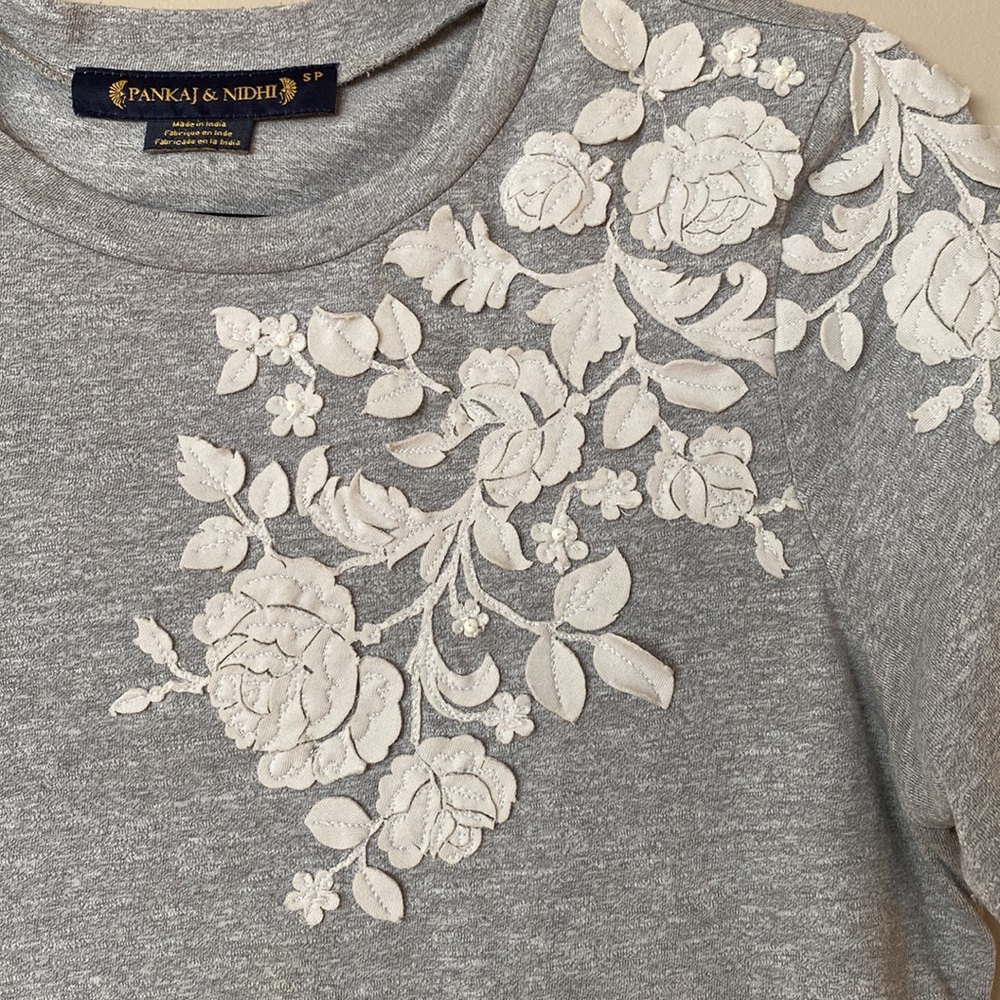 [S] Anthropologie Pankaj & Nidhi Embellished Floral T-Shirt | Gray and White - Picture 4 of 5